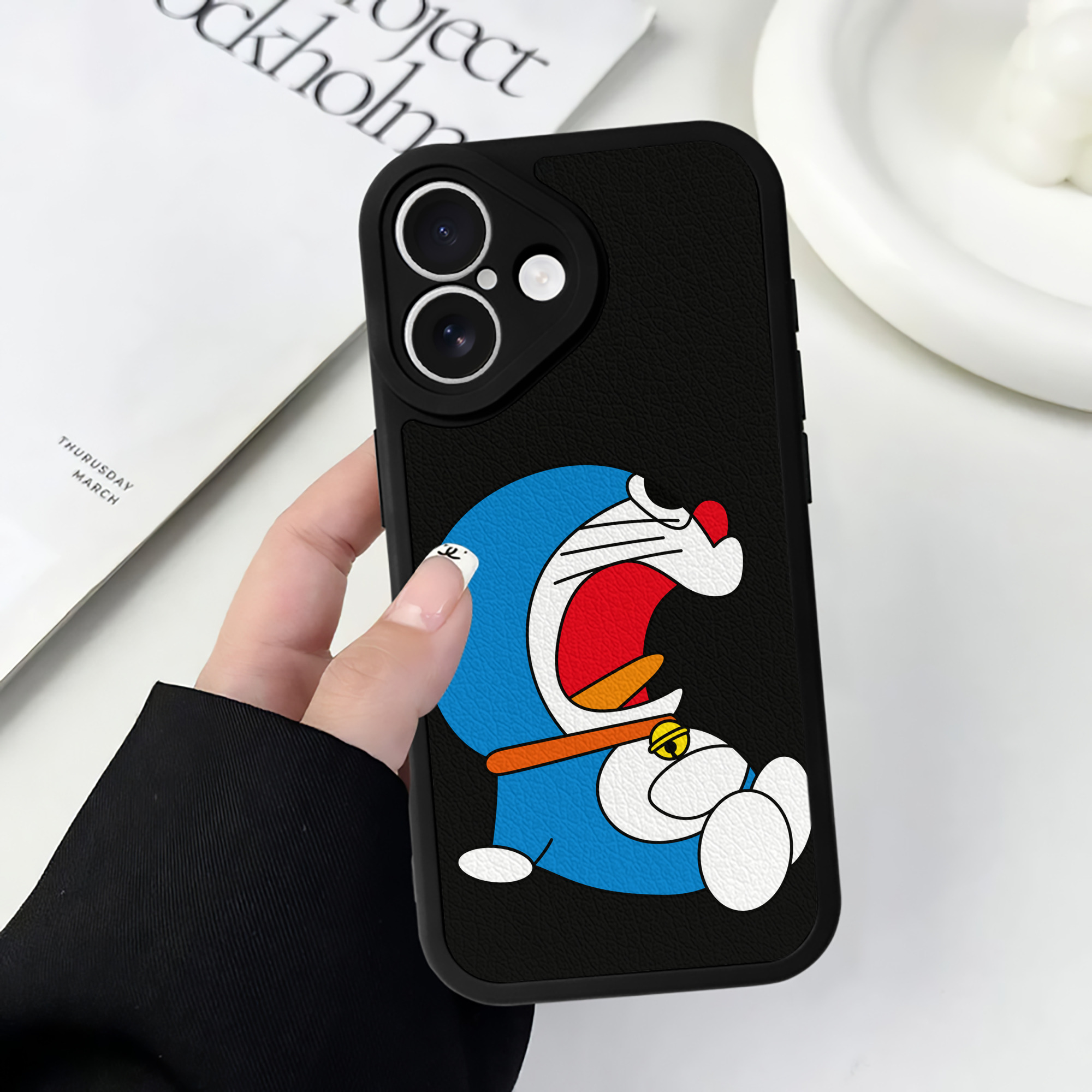 （画像用） ドラえもん Doraemon 【iPhone 16シリーズ対応】シリコンスマホケース（レザー調） 材質：シリコン